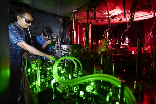 Bavaria is a world leader in QST research and attracts young talents from all over the world to do research in the field of quantum simulations. Scientists working on a laser tabletop in ne of the quantum research laboratories at LMU München.