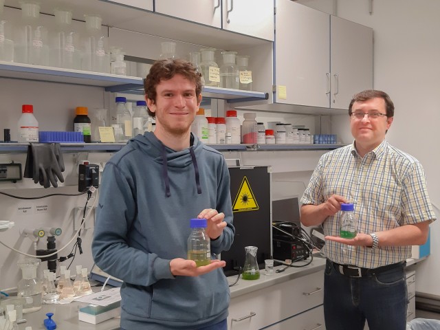 Prof. Bernhard Roth (right), Managing Director of the Hannover Centre for Optical Technologies (HOT) and member of the Cluster of Excellence PhoenixD at Leibniz University Hannover with his research assistant Christoph Wetzel (left) in the laboratory with blue-green algae samples. Prof. Bernhard Roth (right), Managing Director of the Hannover Centre for Optical Technologies (HOT) and member of the Cluster of Excellence PhoenixD at Leibniz University Hannover with his research assistant Christoph Wetzel (left) in the laboratory with blue-green algae samples.